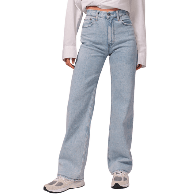 Light Wash Jeans Are The Underrated Denim Trend Finally Getting